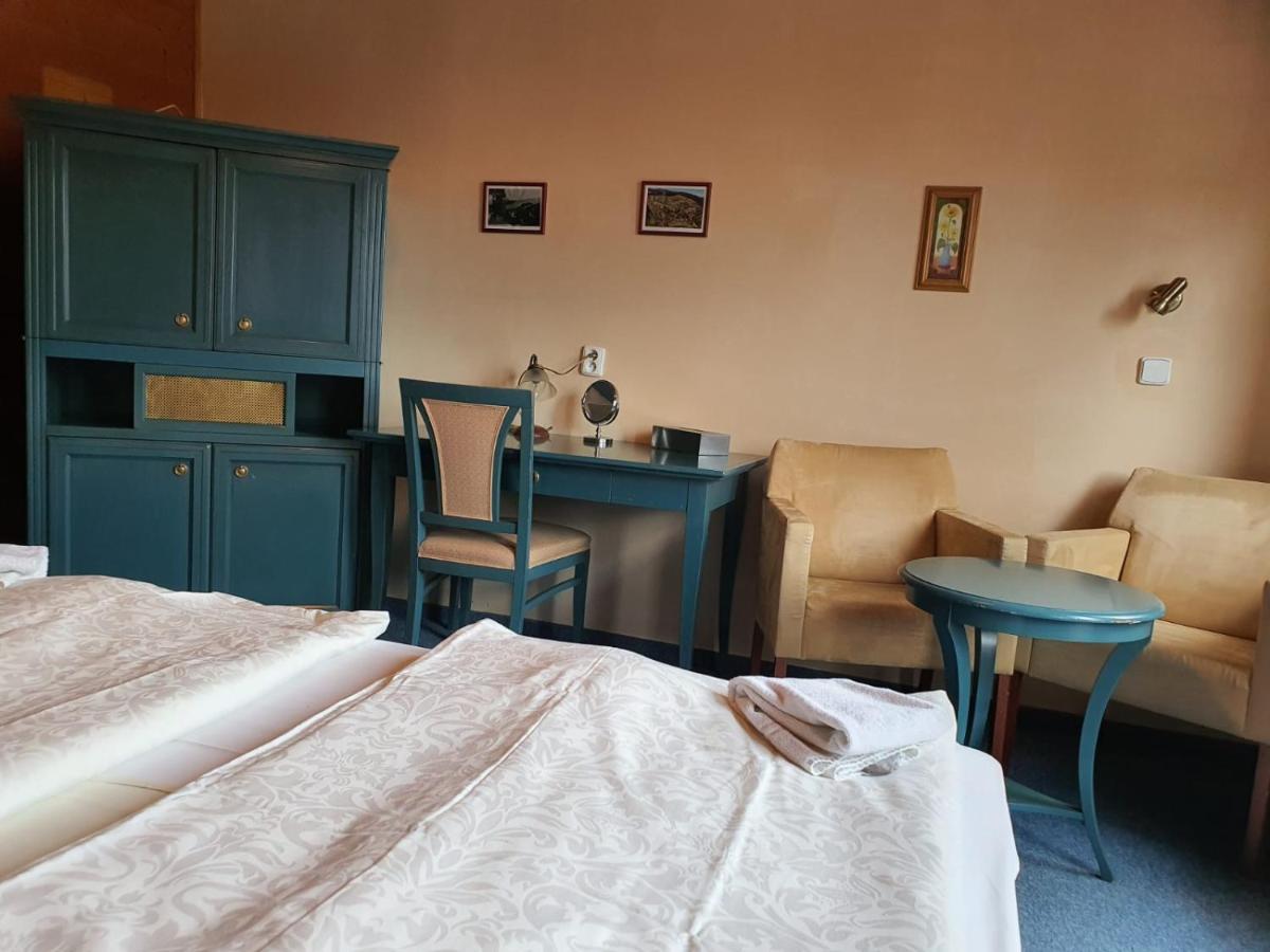 Hotel Pam Яхимов Екстериор снимка