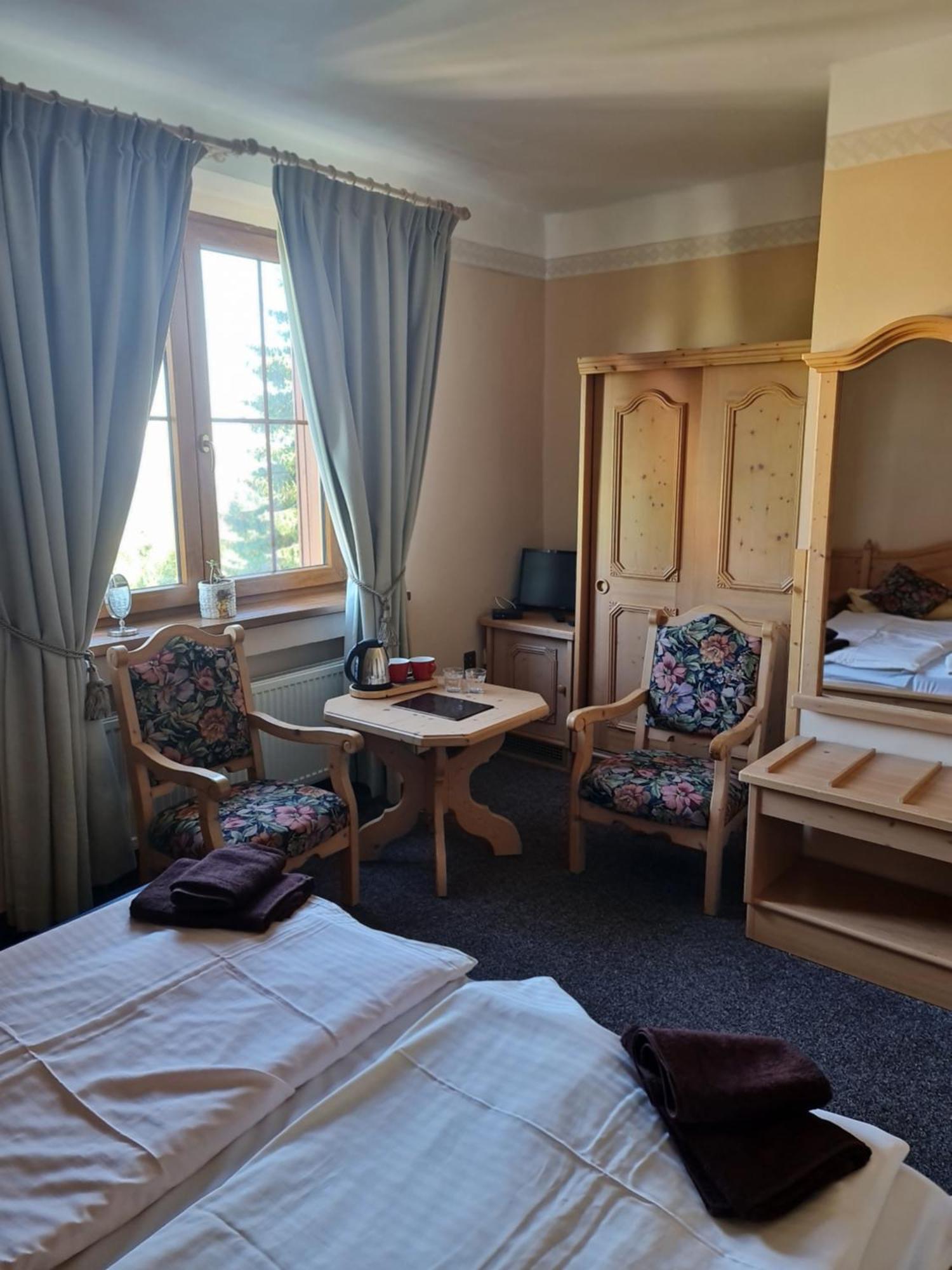 Hotel Pam Яхимов Екстериор снимка